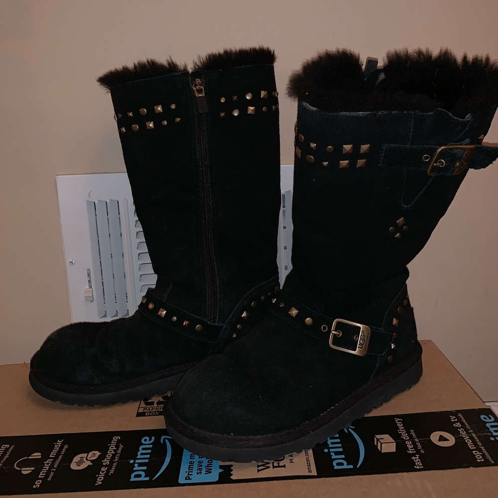 Black specialty uggs